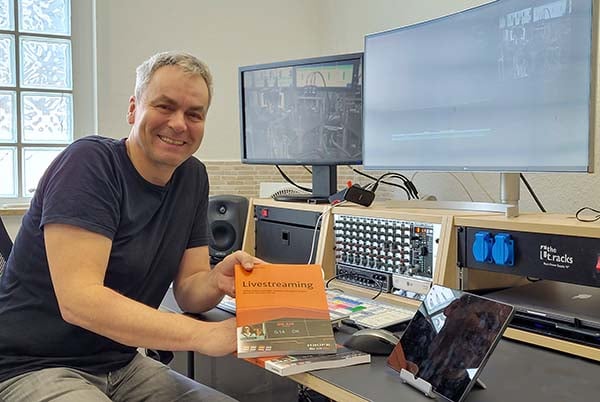 Thomas Bitzer-Prill mit Buch Livestreaming